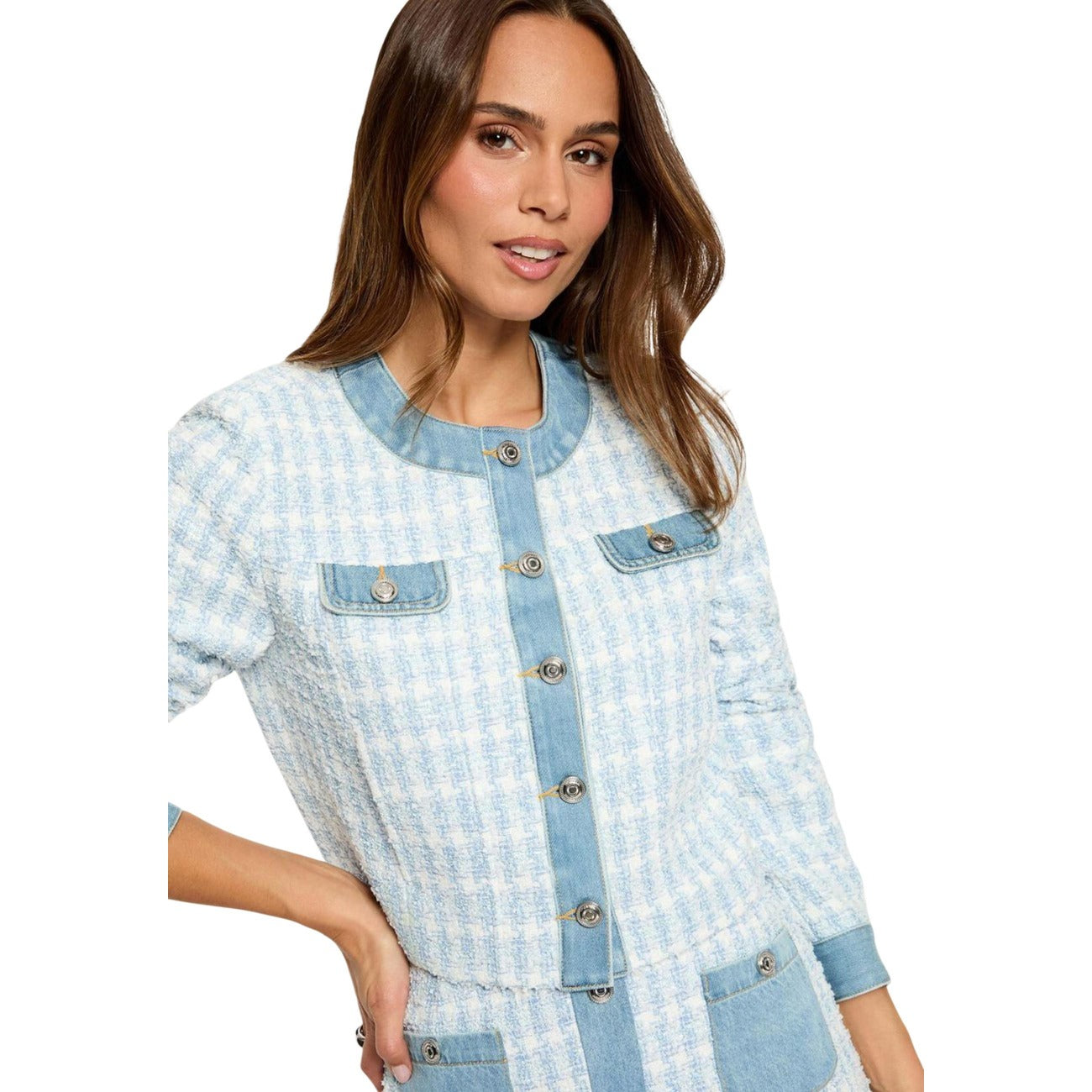 Blazer da donna Morgan De Toi in tessuto effetto tweed con profili in denim a contrasto, quattro tasche applicate frontali e bottoni metallici decorativi. Vista frontale 