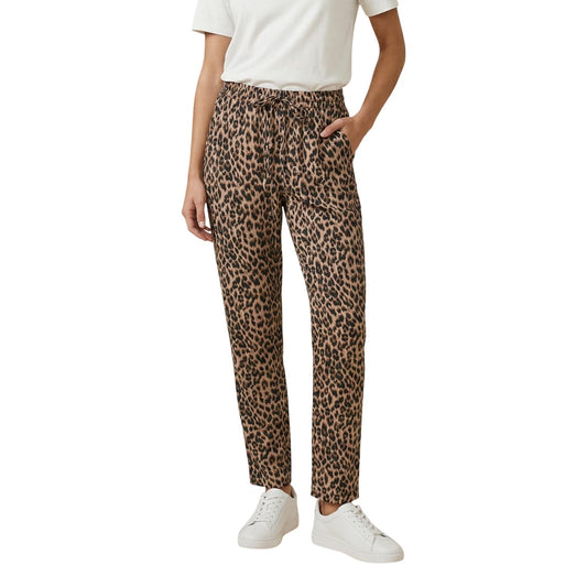 Pantaloni Only Animalier; 100% Viscosa. Vita elastica con coulisse, tasche laterali, linea regular. Tessuto leggero effetto seta. Pantaloni donna casual-wild ideali per l'estate. Vista frontale 