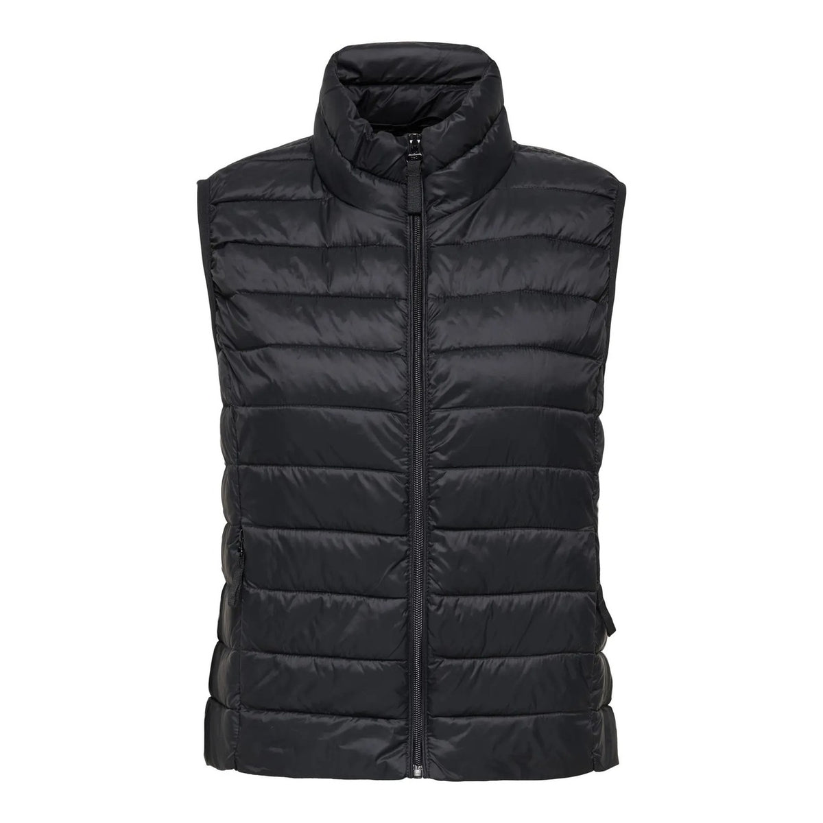 Gilet smanicato da donna Only codice 15351970 in nylon nero resistente all'acqua con collo alto, chiusura a zip e tasche con cerniera.