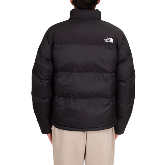 Piumino The North Face Saikuru uomo nero NF0A853IJK3. Giacca imbottita invernale da uomo antivento e isolante in poliestere con colletto alto, zip e logo The North Face bianco ricamato, abbigliamento pesante uomo.