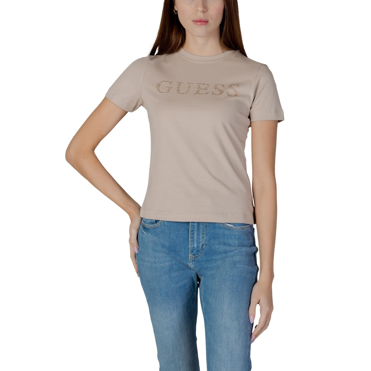 Guess Active Octavia Tee; 95% cotone, logo con dettagli luminosi, taglio regular. La t-shirt sportiva che unisce comfort e glamour. Colore beige con strass. Vista frontale 