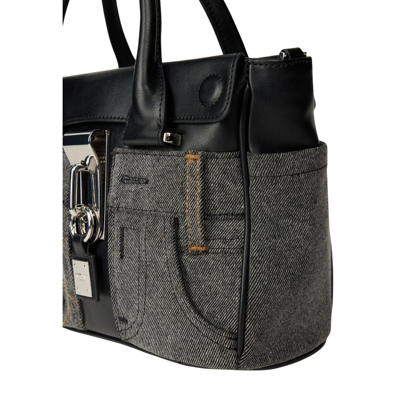 Borsa Tote Replay Nera; Design stile denim con bottoni decorativi. Chiusura con zip, doppi manici e tracolla. Dimensioni maxi 40x27 cm. Mix di poliestere e poliuretano resistente per un look casual-sofisticato 4 stagioni. Dettagli 
