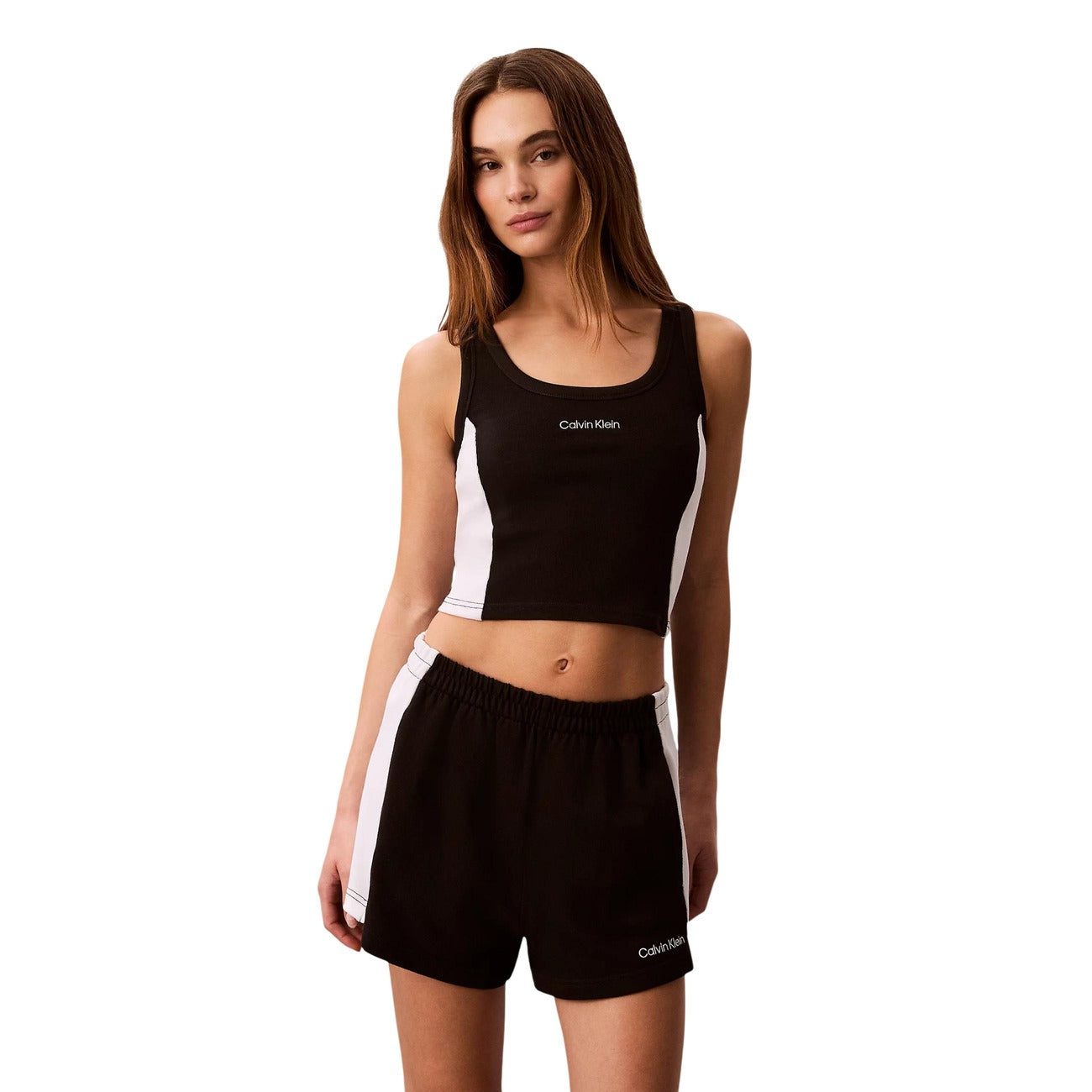 Pantaloncini Jersey Calvin Klein; Nero. 100% Cotone. Vita elastica, inserti a contrasto, logo ricamato. Comodi, freschi e ideali per un look estivo sportivo. Frontale 