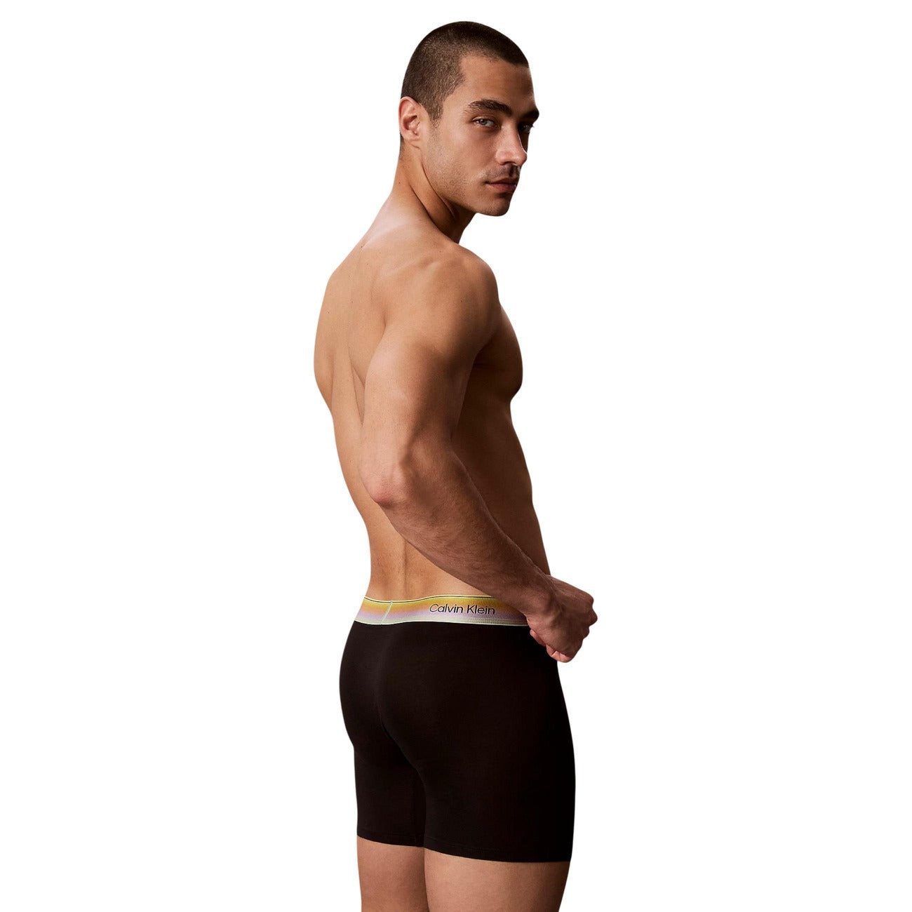 Boxer brief da uomo nero Calvin Klein Underwear, realizzato in cotone elasticizzato con una speciale fascia elastica in vita caratterizzata dal logo sfumato ispirato al Pride.