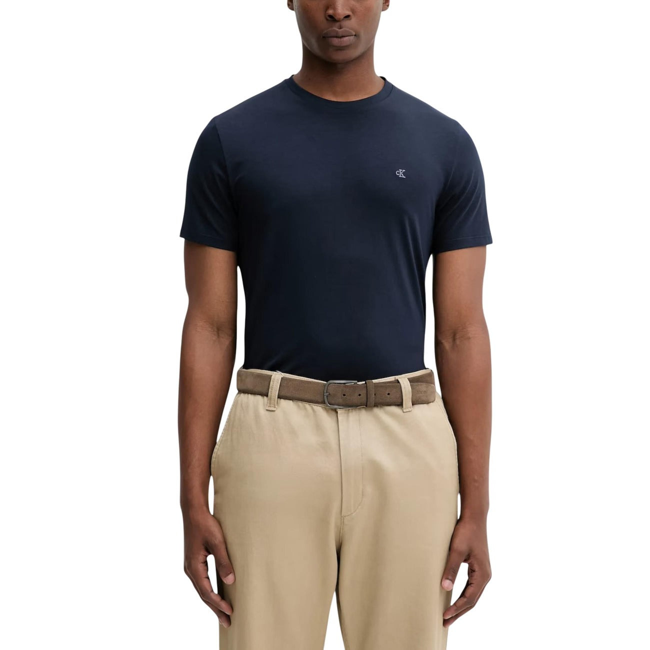 T-shirt stretch uomo Calvin Klein LV04LC240G; 95% cotone, 5% elastam, logo CK ricamato. Taglio classico, vestibilità flessibile. Colore blu. Vista frontale 