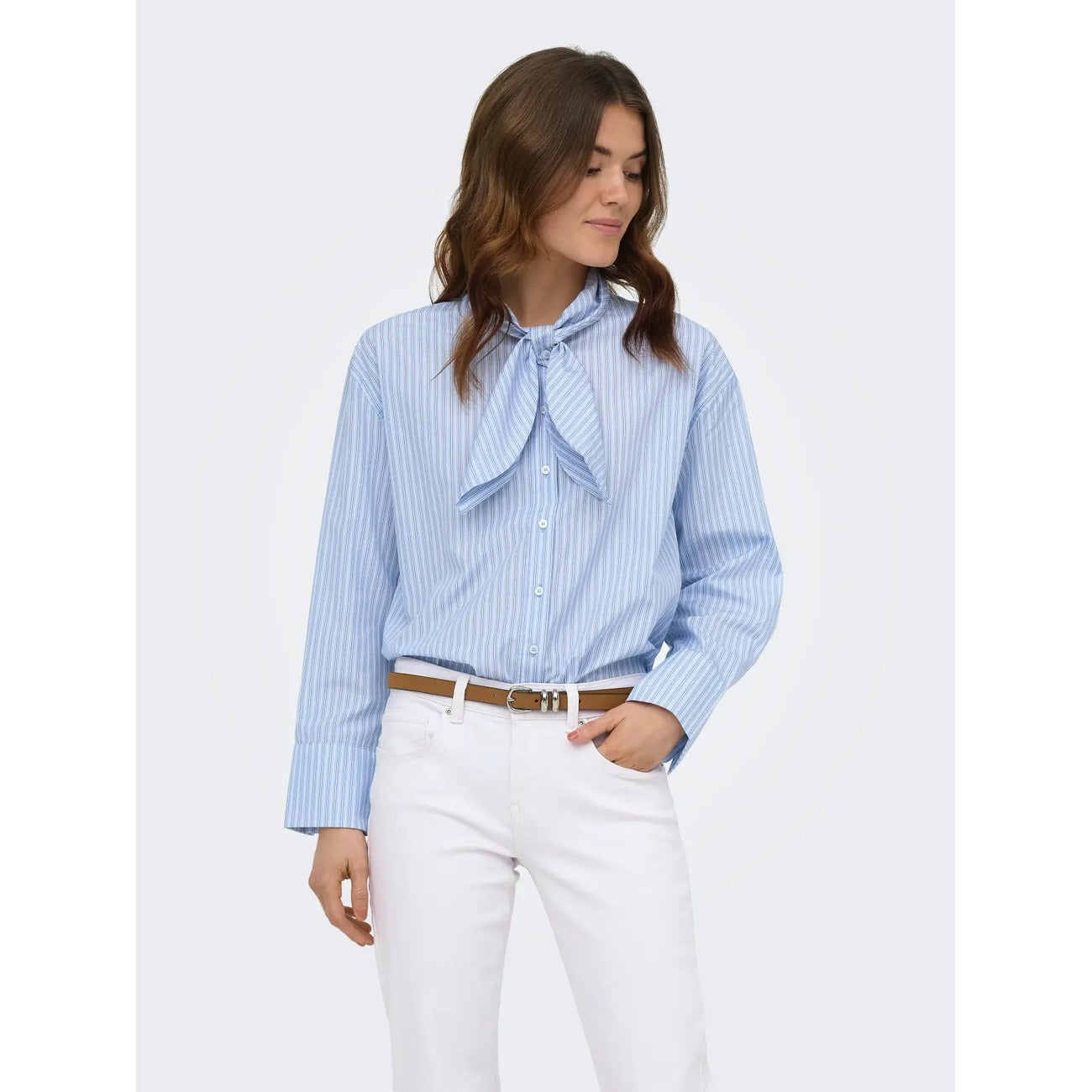 Camicia a righe Only donna blu Windsurfer 15386059. Camicia a maniche lunghe a righe azzurre e blu con colletto classico, bottoni e fiocco decorativo, blusa estiva fresca in misto cotone Primavera/Estate.