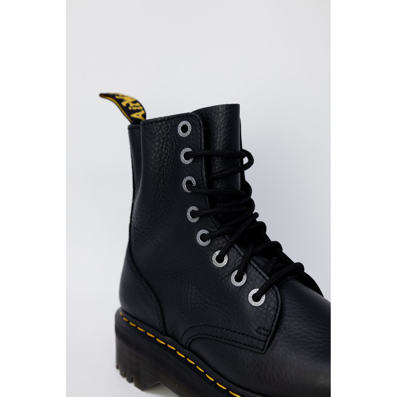 Anfibi platform Dr Martens Jadon 3 pelle Pisa nero. Stivaletti alti con zeppa alta, pelle nappa bottalata morbida con finitura cerosa, cerniera laterale e impunture gialle Dr Martens.