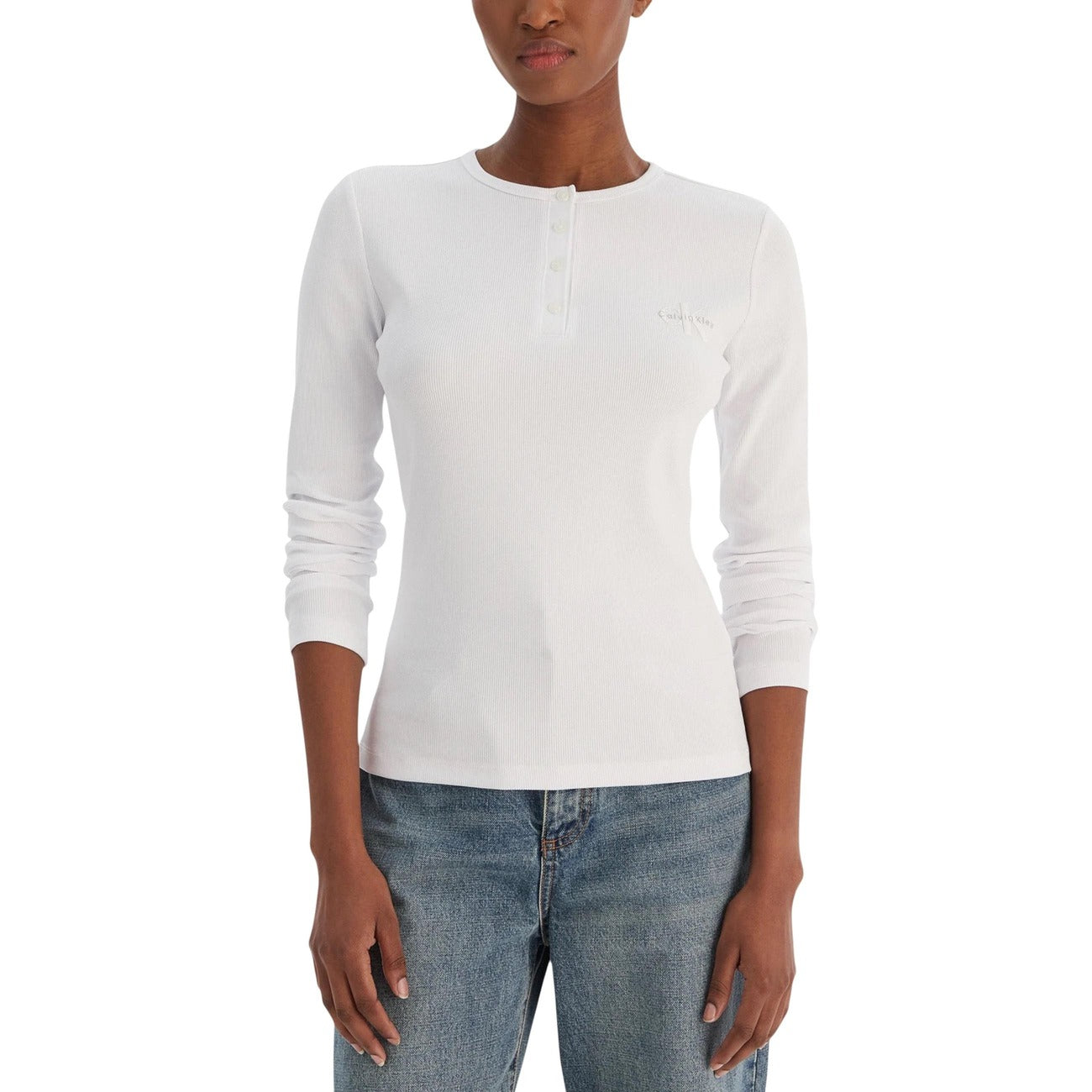T-shirt serafino a costine Calvin Klein Jeans; maniche lunghe, slim fit, 95% cotone e 5% elastan. Dettaglio monologo CK. Colore bianco. 