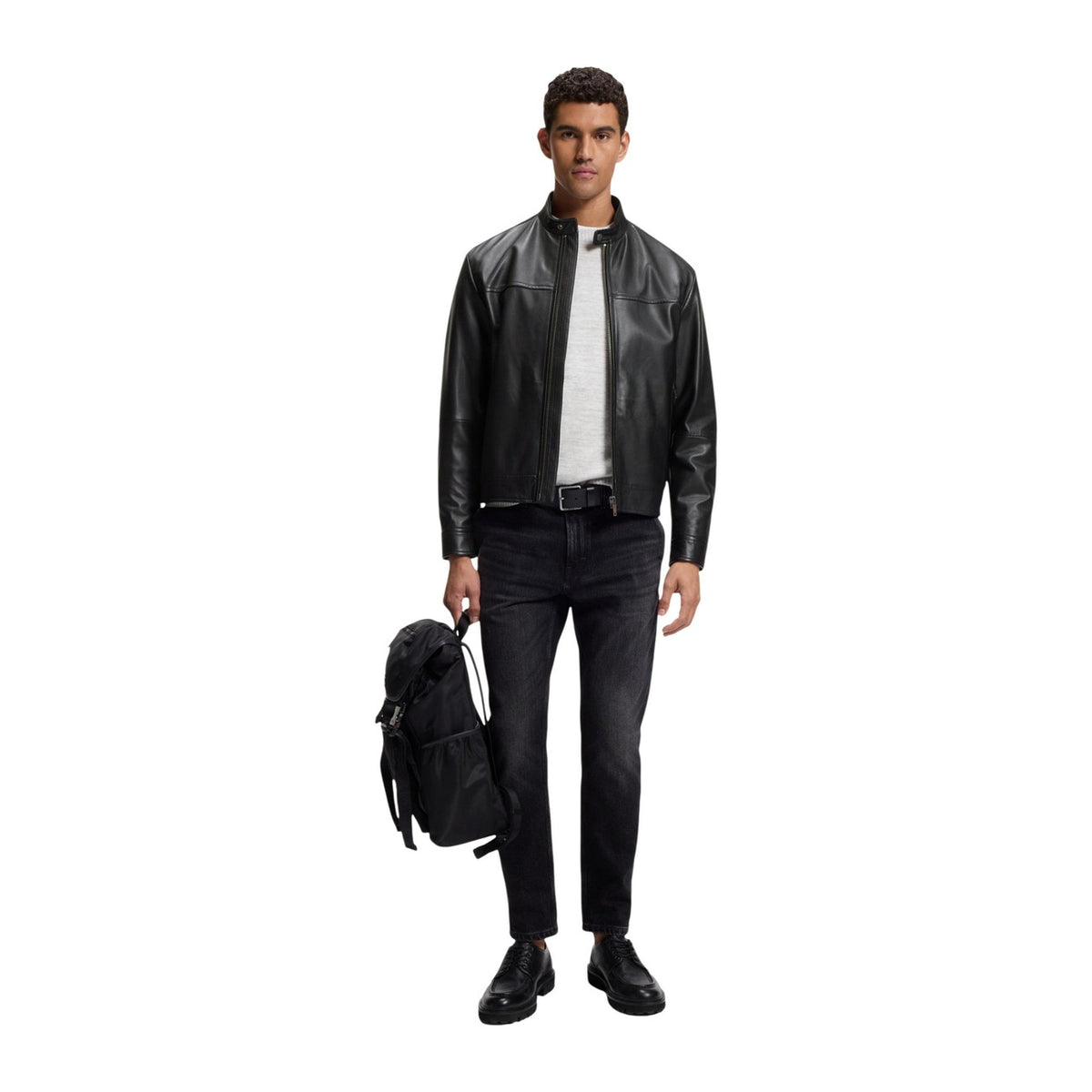 Giacca pelle nera uomo BOSS JOSLAY1. Giubbotto biker slim fit in 100% pelle sostenibile certificata LWG con colletto imbottito e dettagli metallici.