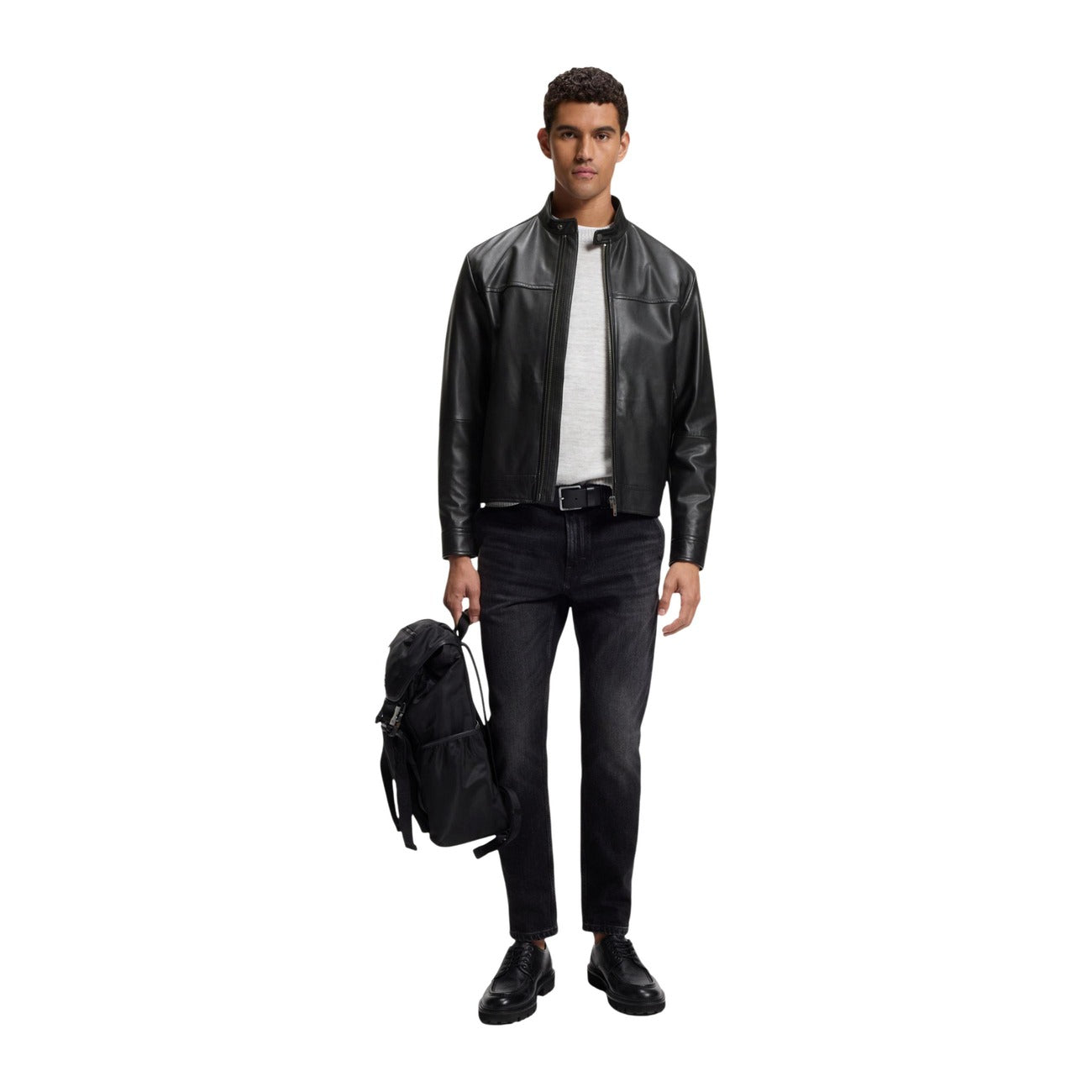 Giacca pelle nera uomo BOSS JOSLAY1. Giubbotto biker slim fit in 100% pelle sostenibile certificata LWG con colletto imbottito e dettagli metallici.