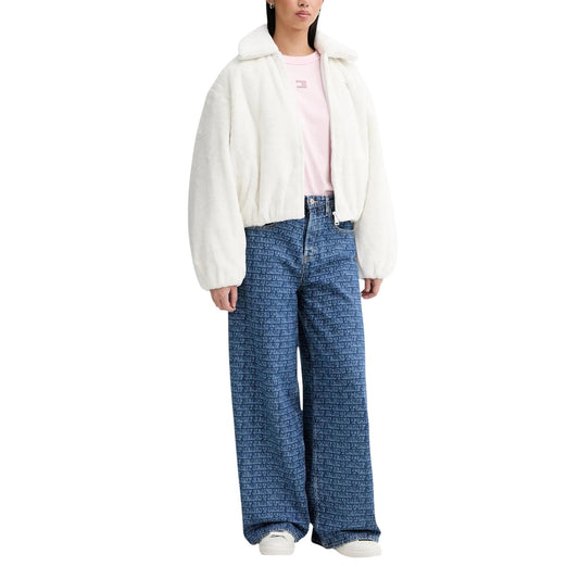 T-shirt Donna Tommy Jeans Boxy Cropped; 100% Cotone. Spalle scese, logo badge sul petto, taglio corto. Maglia donna fresca e di tendenza per la PE26. Colore rosa. Vista frontale Figura intera 
