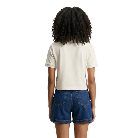 Guess Silvy Boxy Polo; cotone elasticizzato, taglio corto, chiusura a 4 bottoni. La polo essenziale e contemporanea con il tocco iconico Guess. Colore panna. Vista posteriore 