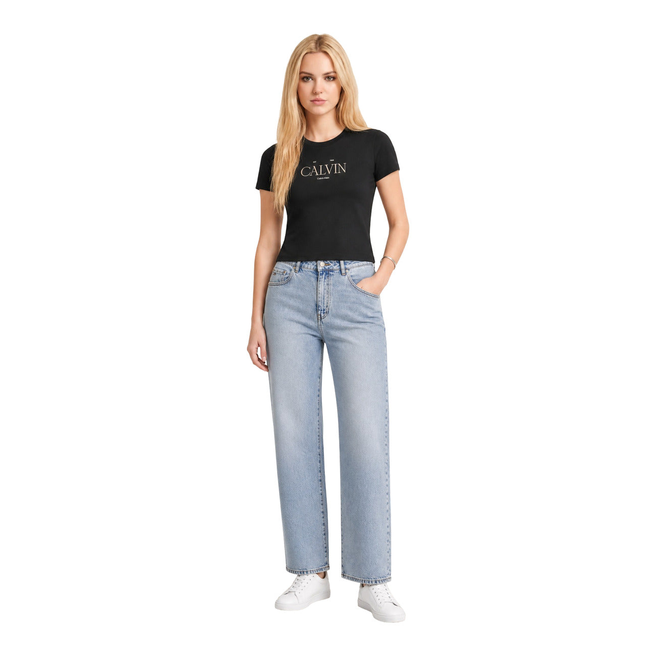 T-shirt Donna Nera Calvin Klein Jeans; 100% Cotone. Taglio dritto regolare, maniche corte e scollo a girocollo. Logo grafico Calvin Klein stampato sul petto, tessuto leggero stile casual-urban. Vista frontale intera 