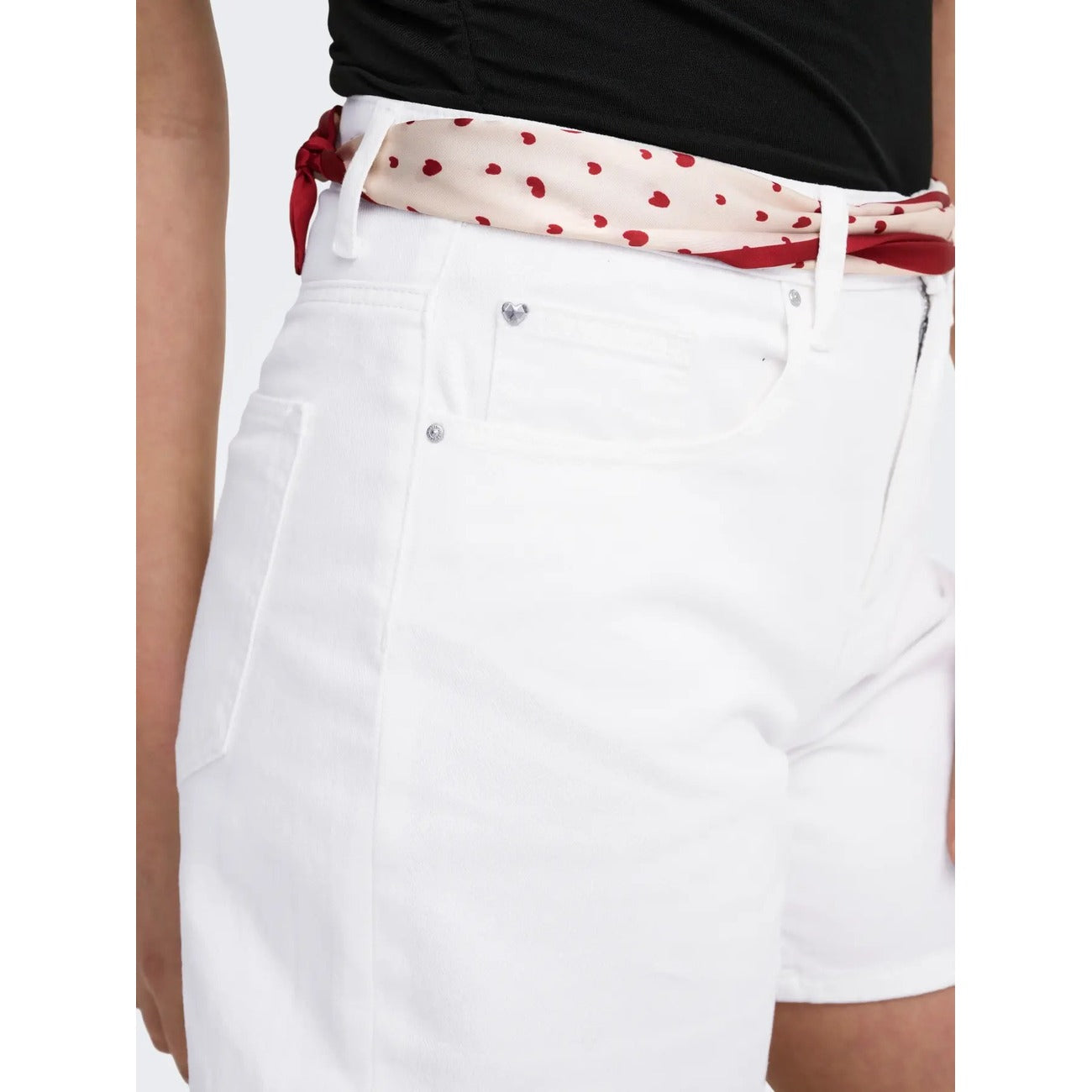Bermuda Jeans Donna Only; Pantaloncino lungo a vita alta in puro cotone denim con orlo risvoltato e passanti per cintura. Modello cinque tasche, stile casual e sportivo per la primavera e l'estate. Bianco / white denim vista Dettaglio 