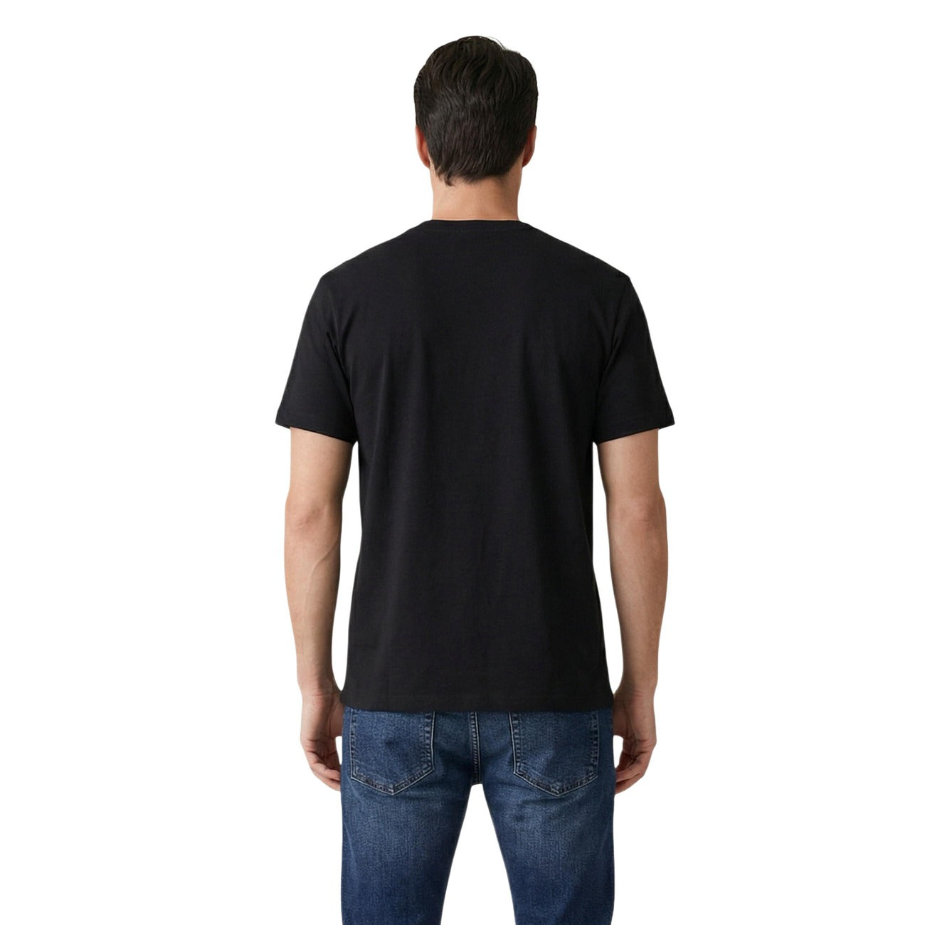 T-shirt Calvin Klein Jeans; 100% Cotone. Vestibilità regolare, logo frontale a contrasto, maniche corte. Maglia uomo traspirante, resistente e iconica per la stagione PE26. Colore nero 