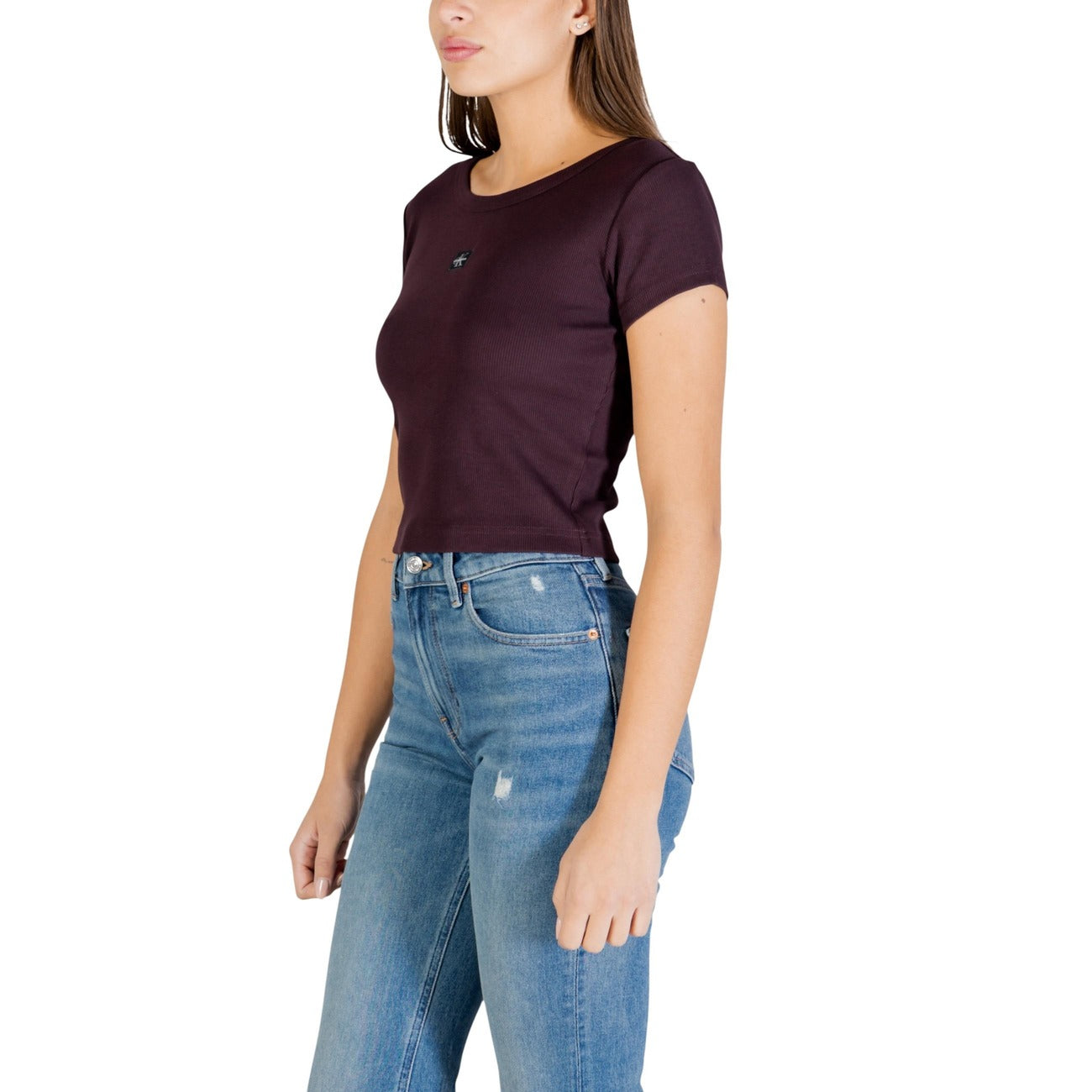 T-shirt Calvin Klein Jeans LABEL BABY TEE donna marrone maniche corte scollo tondo 95% cotone 5% elastan - vista laterale frontale indossata da modello