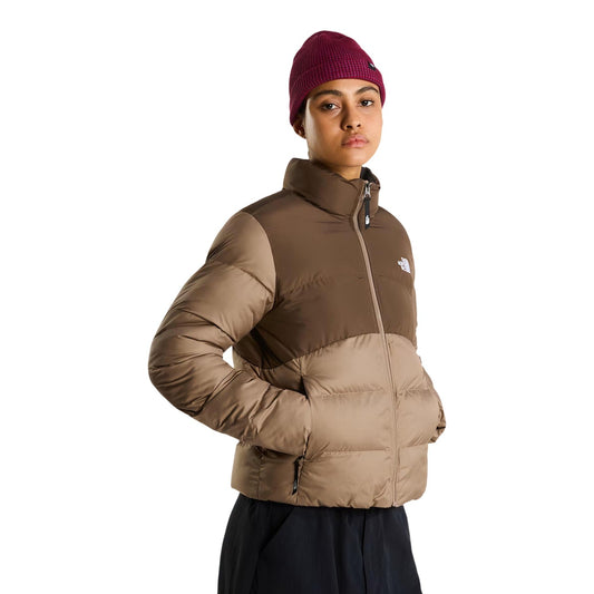 Piumino marrone donna The North Face Saikuru NF0A8GCB. Giacca invernale trapuntata in 100% poliestere ad alto isolamento termico con collo alto, cerniera frontale e tasche laterali con zip.