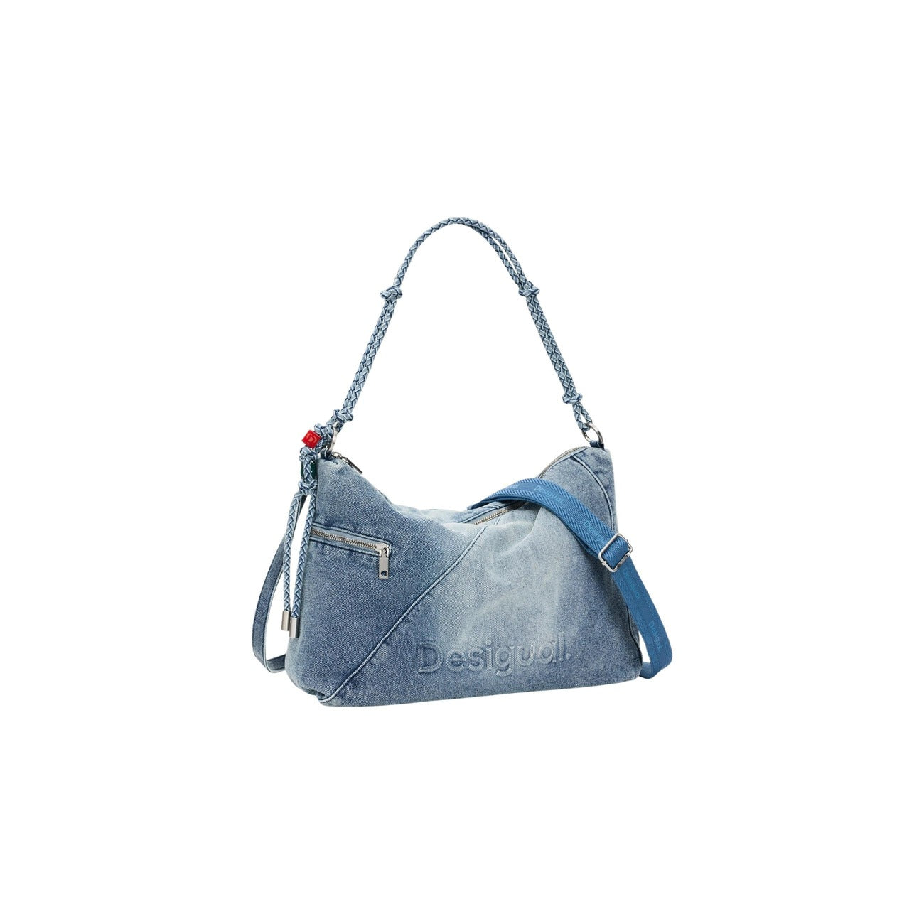 Borsa Denim PE26; grande capienza, logo inciso tono su tono, chiusura zip. Doppia tracolla intercambiabile, charm portacarte, tessuto denim resistente. Stile contemporaneo versatile.