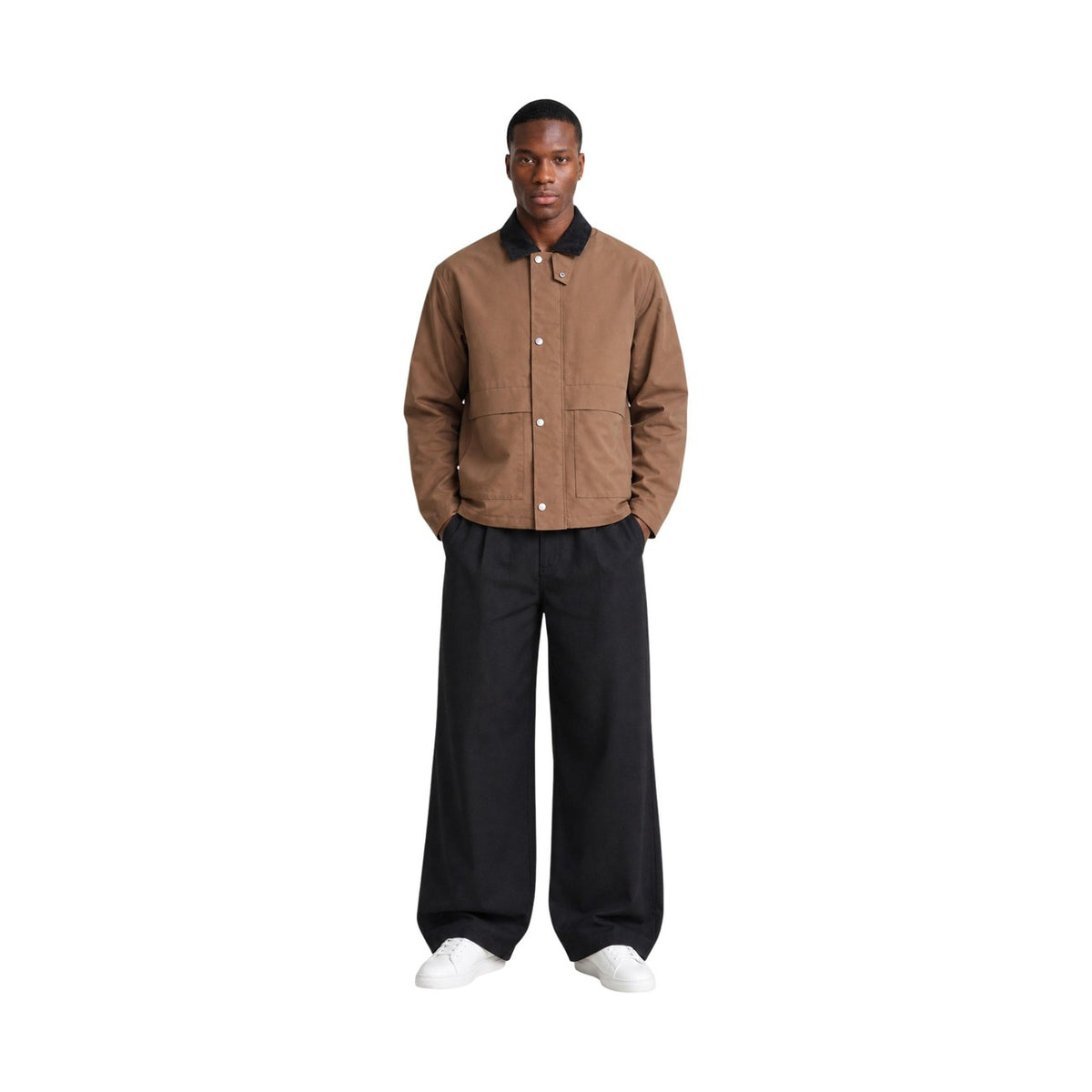Giacca imbottita marrone uomo Only & Sons Onskosmo 22034856. Giubbotto casual ecosostenibile in poliestere riciclato con colletto d'effetto velluto a contrasto, bottoni a pressione e ampie tasche anteriori.