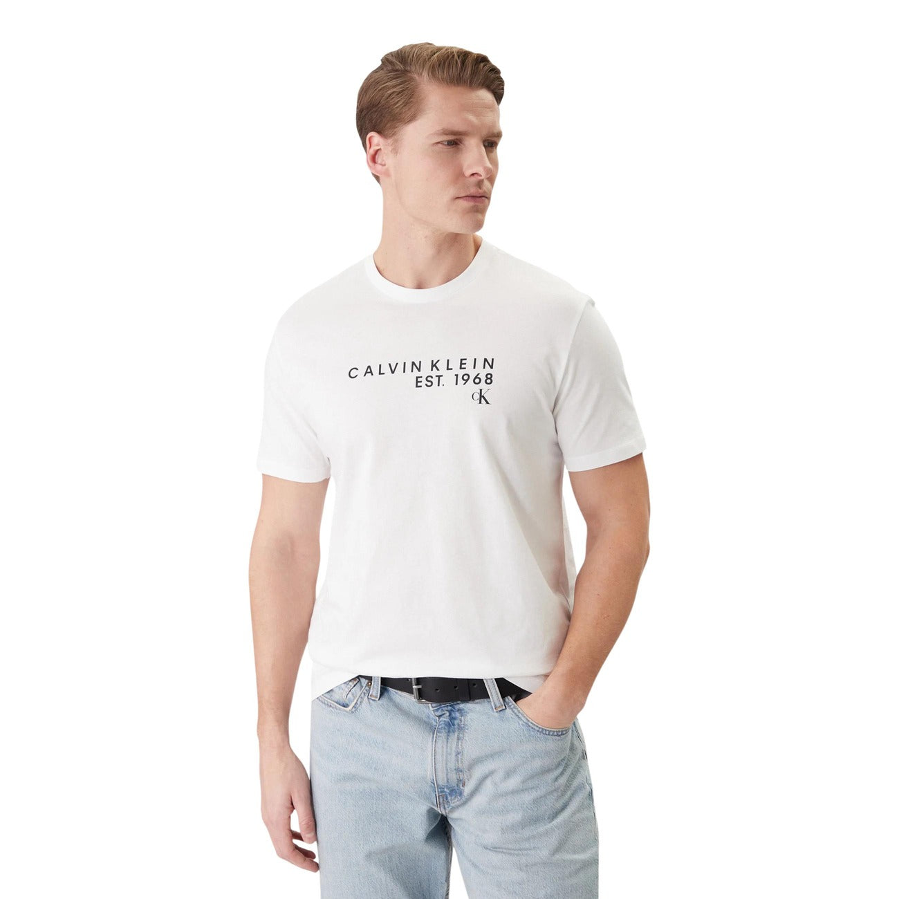 T-shirt Calvin Klein bianco; 100% Cotone. Logo CK Est. 1968 stampato, maniche corte, vestibilità regular. Capo leggero e traspirante, ideale per la stagione Primavera/Estate.