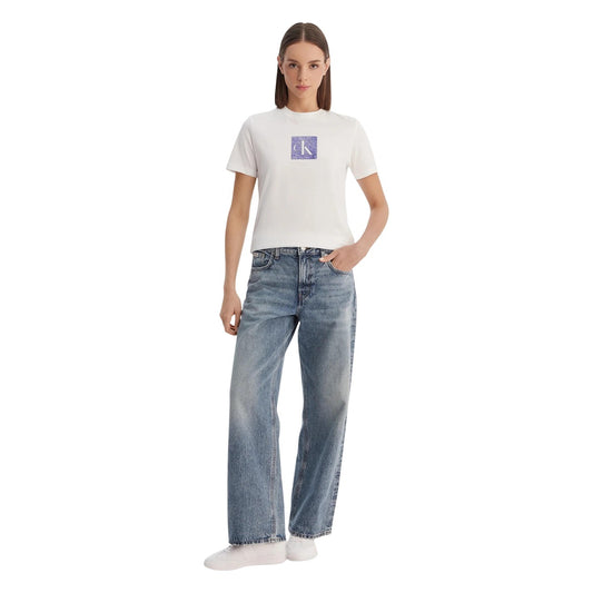 T-shirt Calvin Klein Jeans Donna Bianca; 100% Cotone. Logo CK frontale, maniche corte, vestibilità regular. Capo versatile per tutte le stagioni, stile casual-chic traspirante. Figura intera 