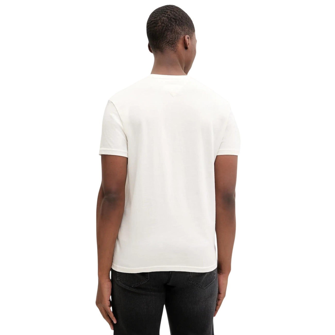 T-shirt Tommy Jeans Stamp; 100% Cotone. Logo effetto timbro sul petto, vestibilità regular, branding ricamato sulla manica. Maglia uomo in jersey morbido dal look vintage-contemporaneo. Colore bianco vista posteriore 