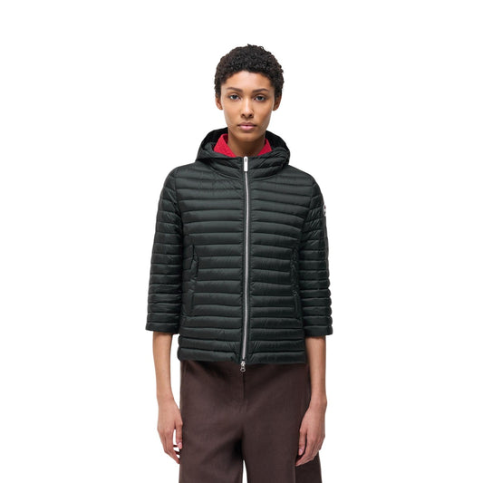 Cappa piumino donna Colmar Originals 100 grammi 2172 9VX. Giacca leggera da donna a trapezio con maniche a 3/4, cappuccio fisso, zip doppio cursore e tessuto riciclato idrorepellente, capospalla primavera estate casual e raffinato.