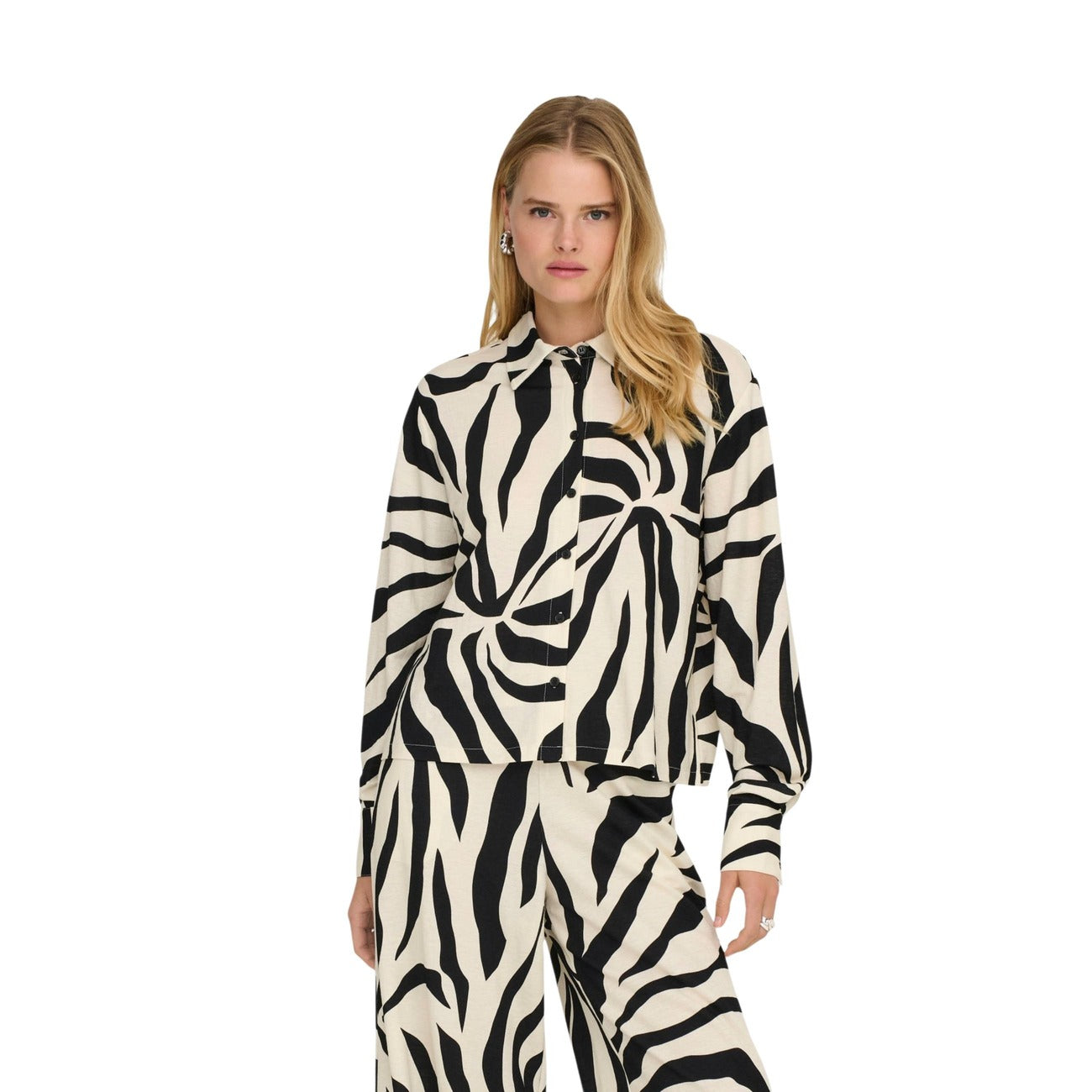 Camicia animalier Only Onlsakura a maniche lunghe, vestibilità regolare in misto nylon resistente con bottoni frontali. Indossata da modella 