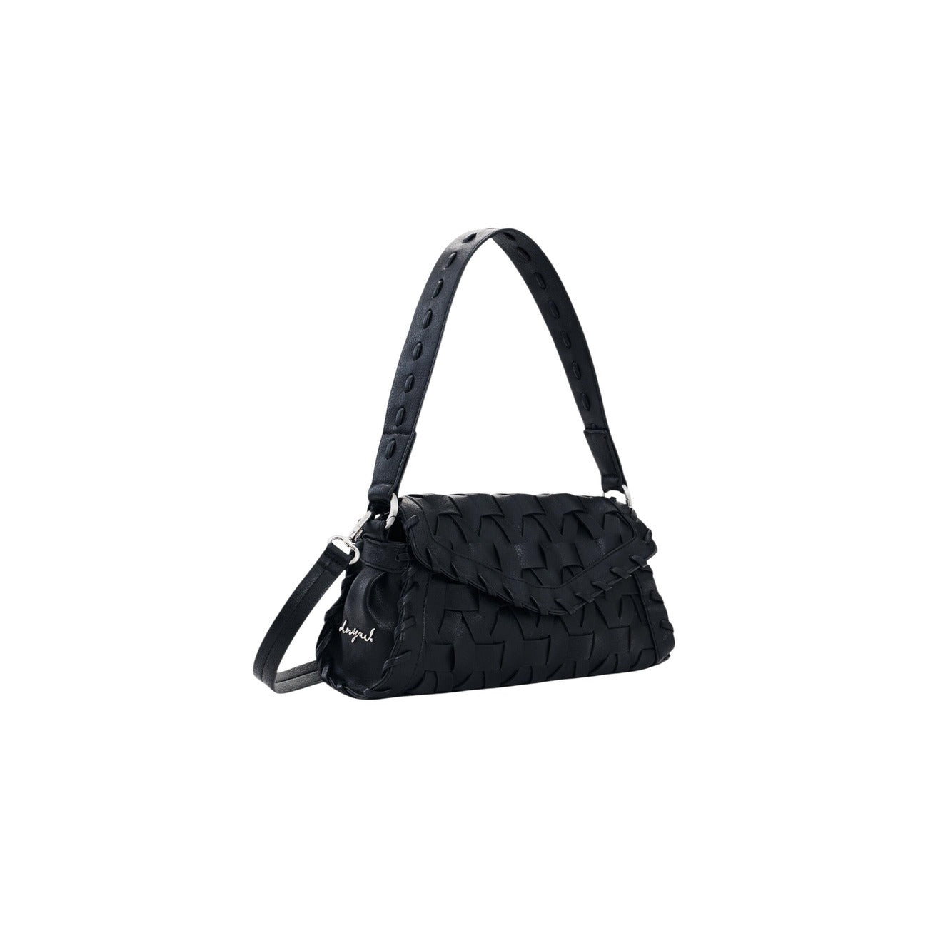 Borsa SS26 Intrecciata; pelle riciclata, chiusura zip e magnete, patta frontale. Doppia tracolla intercambiabile, charm portacarte, design compatto e strutturato. Sostenibile e di tendenza. Colore nero 