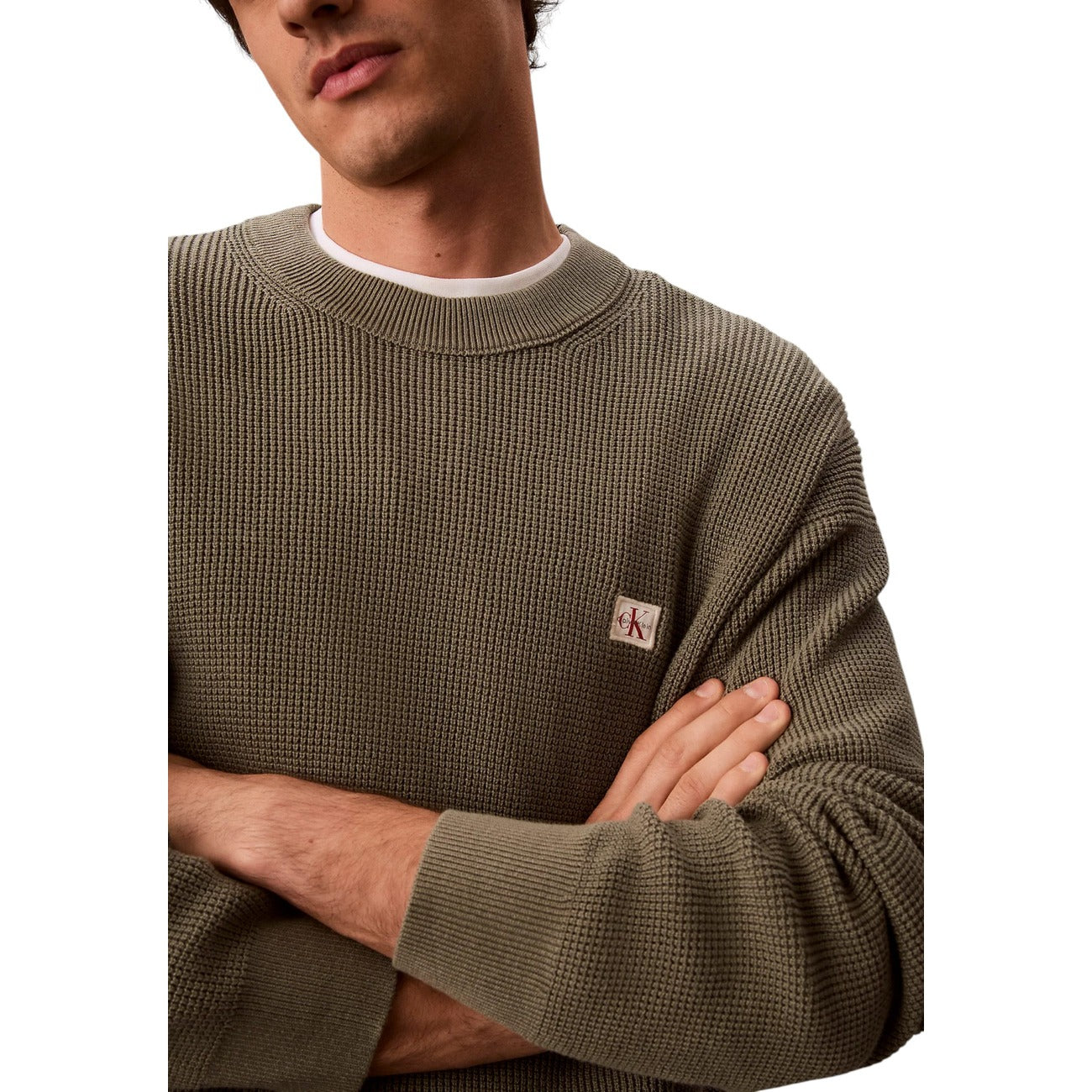 Maglione Girocollo Uomo Calvin Klein Jeans; Verde. 100% Cotone leggero lavorato a nido d'ape (waffle), vestibilità regolare e logo sul petto. Ideale per le mezze stagioni, stile casual-chic.
