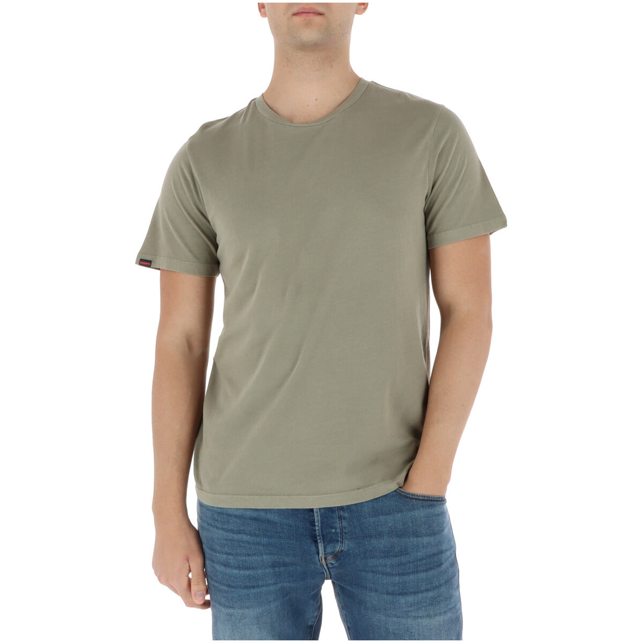 Superdry Tee Total Green M1012226A; 100% cotone, girocollo, manica corta. La t-shirt nera definitiva, resistente e versatile. Colore verde chiaro vista frontale 