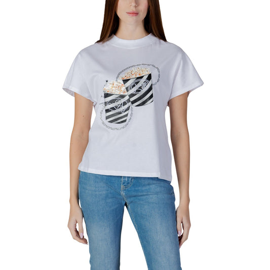 T-shirt Guess Bianca Popcorn; 100% Cotone. Stampa grafica con dettagli a catena, vestibilità regular, maniche corte. Tessuto leggero e traspirante, stile pop-casual. Vista frontale 