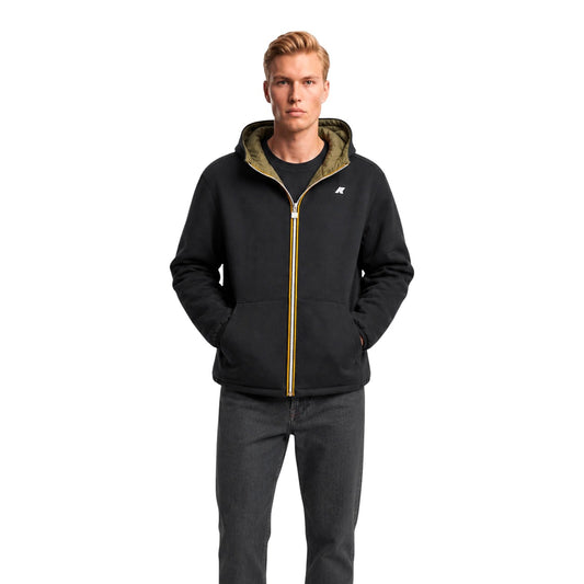 Giubbotto K-Way uomo reversibile nero e verde esercito Jack K8142YW. Giacca corta leggera con imbottitura PrimaLoft riciclata, tessuto scuba elasticizzato, nylon impermeabile e cuciture termonastrate.