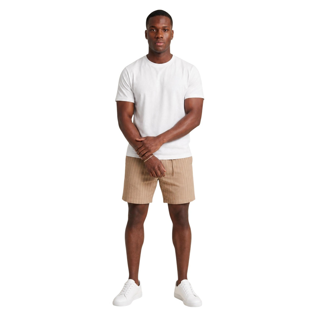 Bermuda Marroni Hydra Clothing; 100% Cotone. Righe sottili, vita elastica con coulisse e passanti. Tasche a filetto, vestibilità regular. Leggeri, resistenti e ideali per il caldo estivo. Intera frontale 