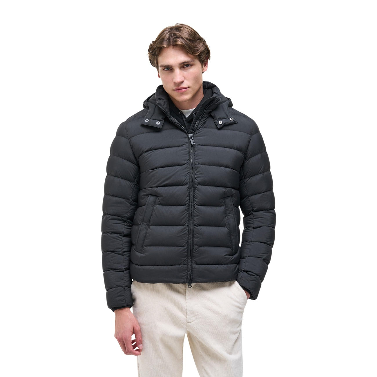 Piumino Colmar uomo nero opaco con cappuccio rimovibile. Giaccone invernale idrorepellente in piuma d'oca naturale certificata RDS, tessuto riciclato, coulisse sul fondo e patch logo Colmar Originals.