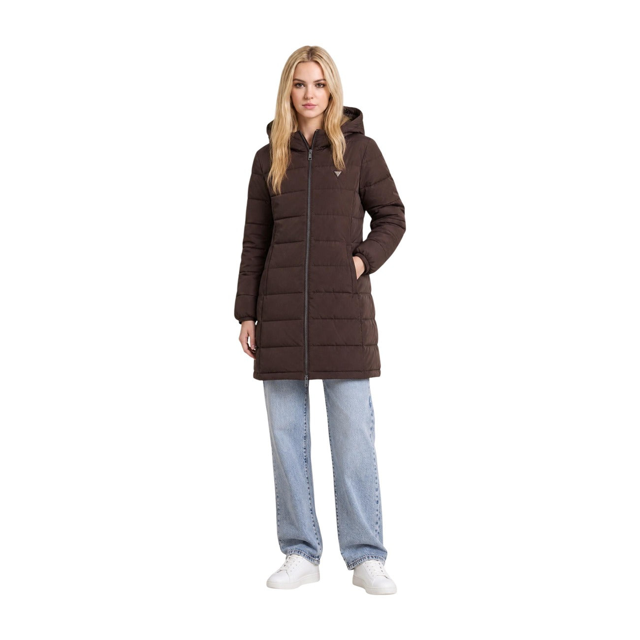 Piumino Lungo Trapuntato Marrone Donna Guess Active New Aleta; Tessuto 93% poliestere e 7% elastam con cappuccio e chiusura a zip doppio cursore. Logo sul petto, stile invernale casual-chic. Frontale figura intera 