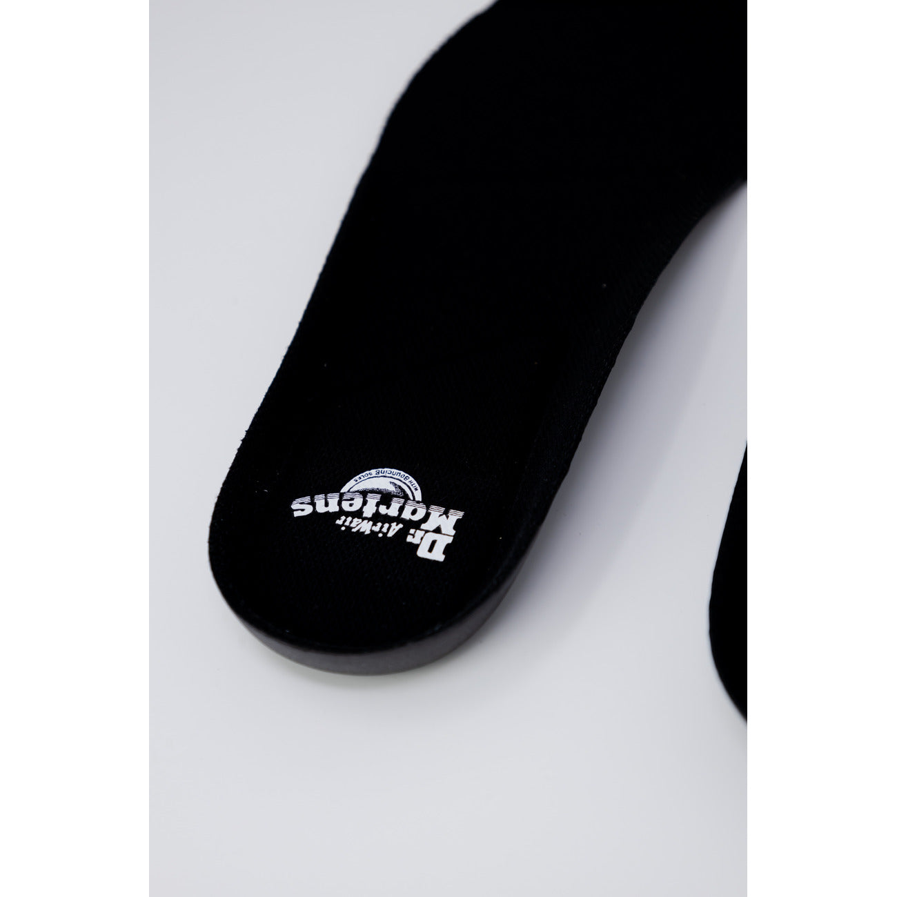 Solette Dr. Martens Cushion Wave; Nero. 100% Poliestere riciclato, ammortizzazione ondulata, tecnologia antibatterica Aegis. Sottili (0,2 cm) e traspiranti, ideali per migliorare il fit delle scarpe. Dettaglio logo 