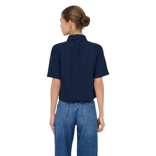 Only ONLGOA camicia; misto lino/viscosa, maniche corte, colletto italiano. La camicia monocromo fresca e versatile per l'estate. Colore blu. Vista posteriore 