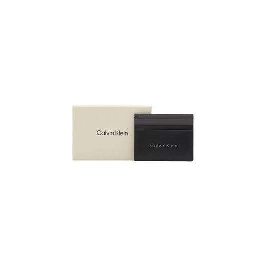 Portacarte in Pelle Calvin Klein; Nero. 100% Vera pelle, scomparti porta tessere, tasca con cerniera, logo in rilievo. Profilo ultra-slim (0,5 cm), stile minimal e funzionale 4 stagioni. Vista prodotto con scatola 