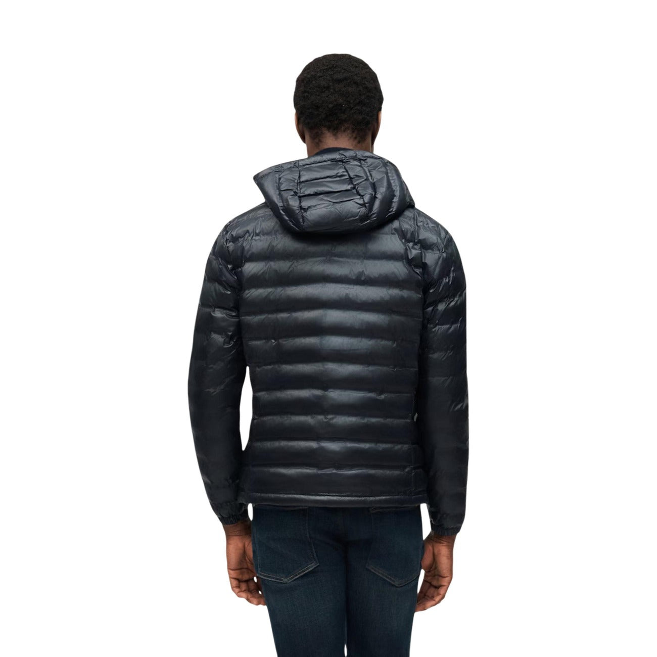 Piumino uomo Blauer nero Charles 26WBLUC02218. Giubbotto corto da uomo nero trapuntato con cappuccio, zip invisibili, polsini elasticizzati e logo Blauer su petto e manica, giacca invernale streetwear e casual.