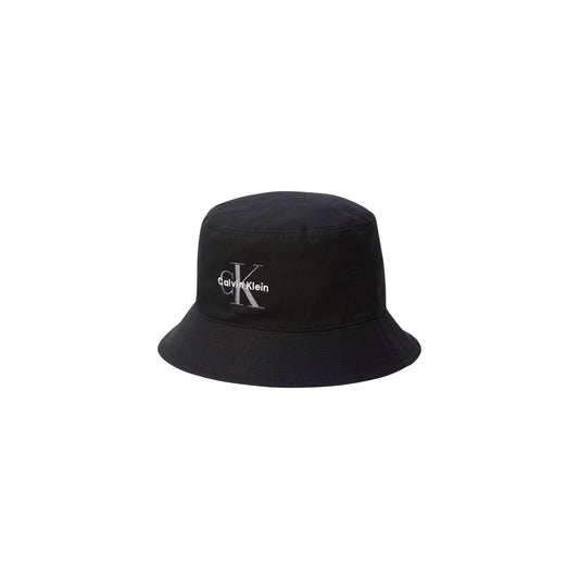 Calvin Klein Bucket Hat Embroidery; 100% cotone, logo ricamato, cuciture rinforzate. Il cappello a pescatore versatile e di tendenza. Vista frontale 
