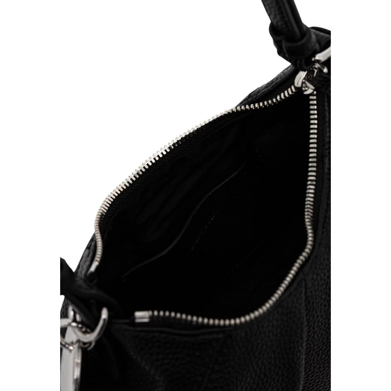 Borsa Piccola Donna Calvin Klein Engraved; Nero. 100% Poliuretano effetto martellato, forma a mezzaluna arricciata con zip, manico regolabile e charm metallico CK. Misure compatte (28x16 cm), stile minimal-chic. Vista aperta 