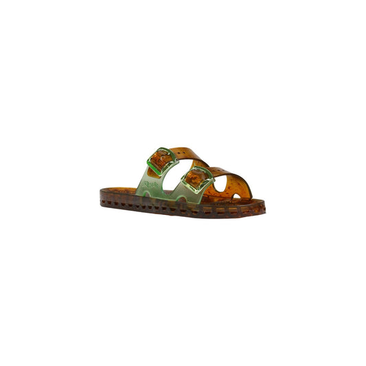 Ciabatte Sensi La Jolla Verdi; 100% PVC. Doppia fascia con fibbie, suola ergonomica traforata drenante, altezza 2 cm. Leggere, lavabili e iconiche. Stile moderno per spiaggia e piscina. Vista frontale 