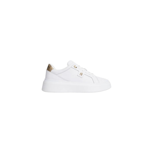 Sneakers bianchi donna Tommy Hilfiger FW0FW09456YBS. Scarpe da ginnastica basse in pelle bianca con dettagli pitonati sul tallone, suola platform e logo TH dorato.