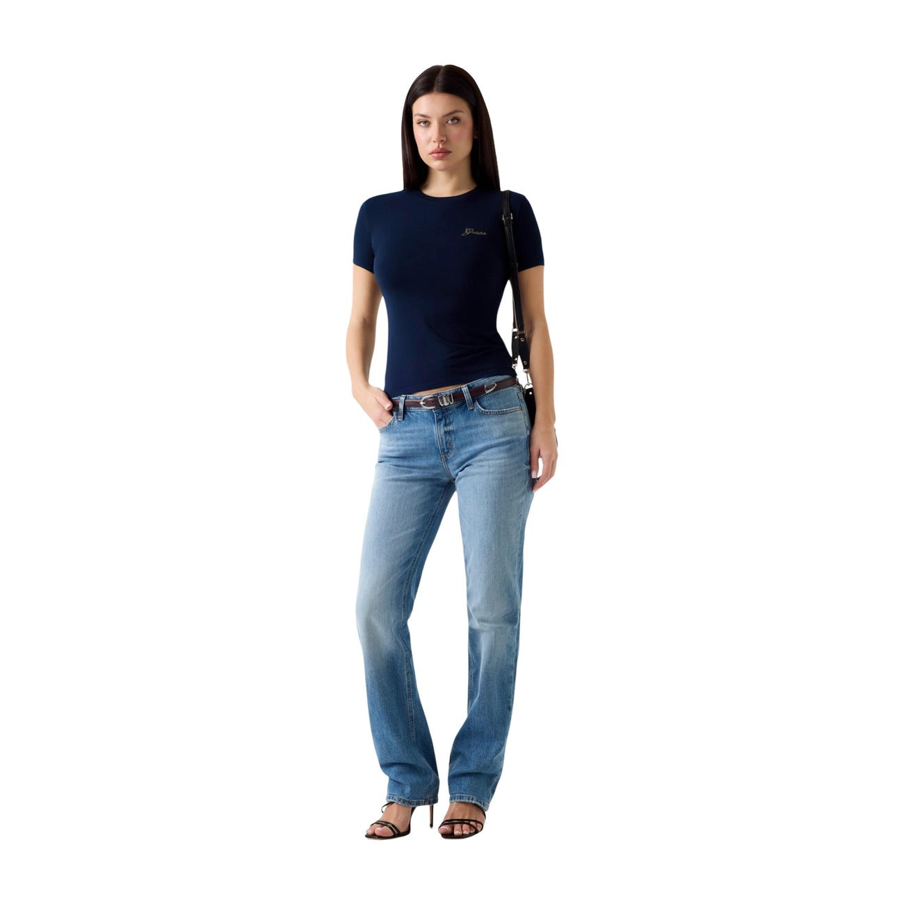 T-shirt Guess donna modello W6YI12 K3751. Maglietta a maniche corte slim fit in tessuto traspirante di modal elasticizzato con scollo tondo e piccolo logo ricamato sul davanti, maglia estiva casual chic e leggera per la primavera estate.