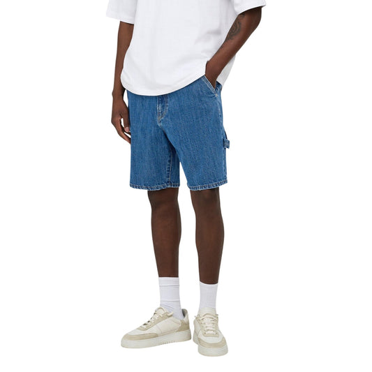 Bermuda Jeans Only & Sons Carpenter; Blu Stonewash. 100% Cotone, Loose Fit, dettagli utility e tasche cargo. Orlo a taglio vivo destroyed, stile workwear contemporaneo per la stagione estiva. Vista frontale 