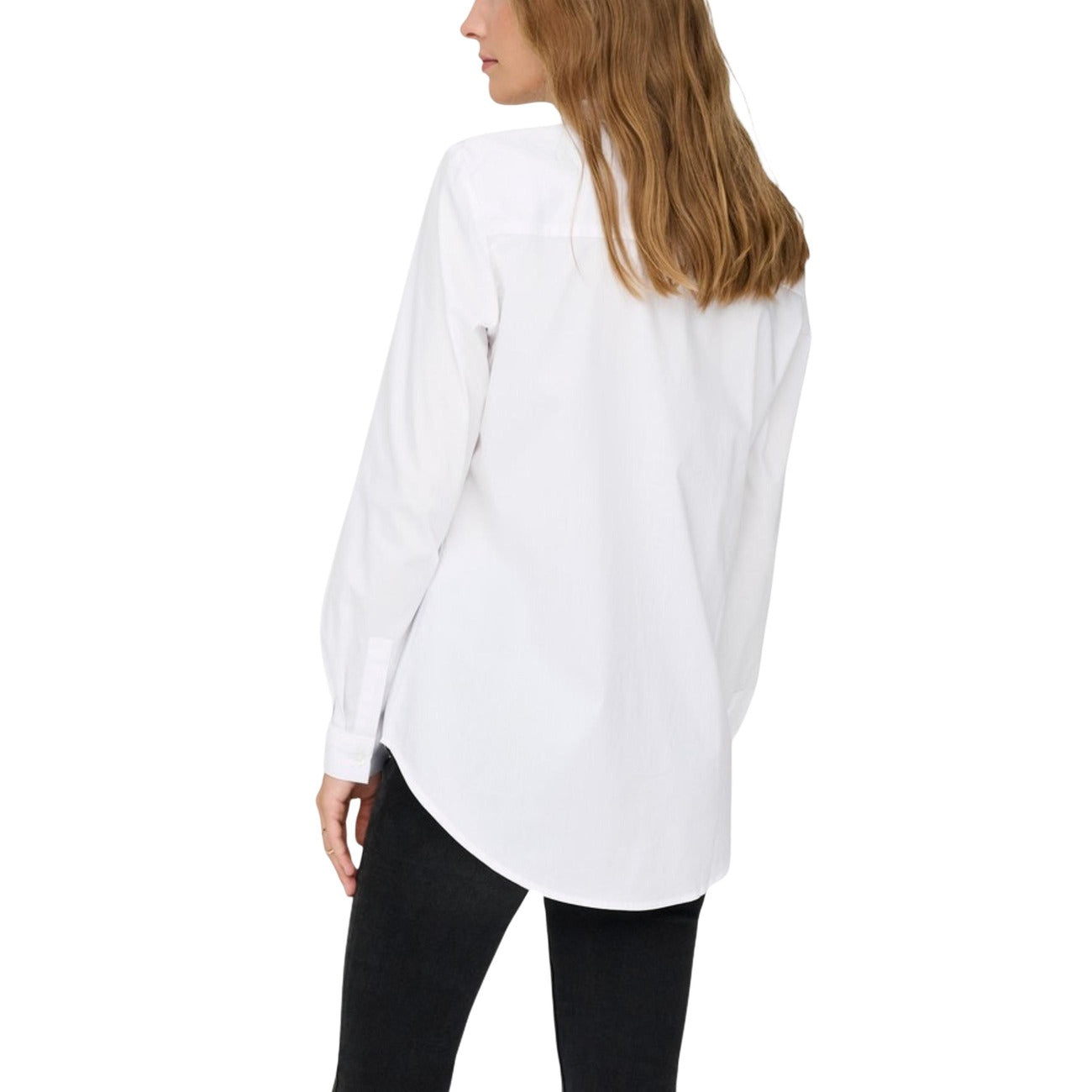 Camicia JDY Jdymio Bianca; Misto Cotone Stretch. Cuore ricamato sul petto, colletto classico, maniche lunghe. Camicia donna versatile, confortevole e di tendenza. Vista posteriore 
