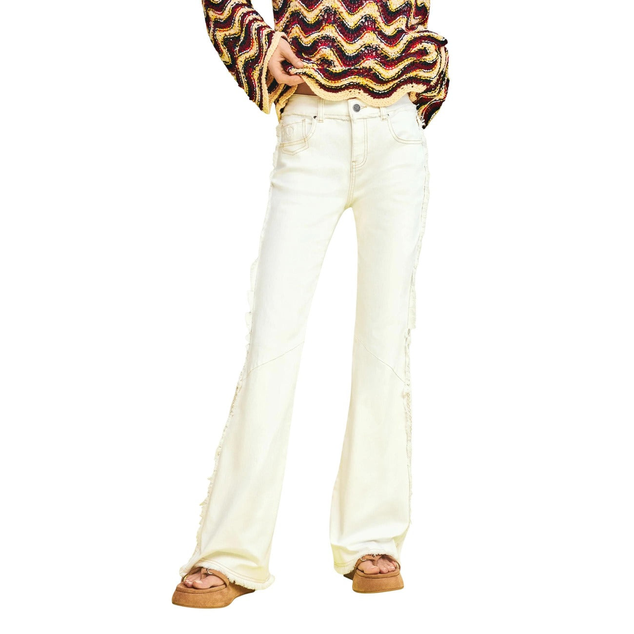 Jeans flare Desigual; denim con ricami laterali, dettagli sfrangiati, fit svasato. Collezione SS26, design Barcellona. Vista frontale 