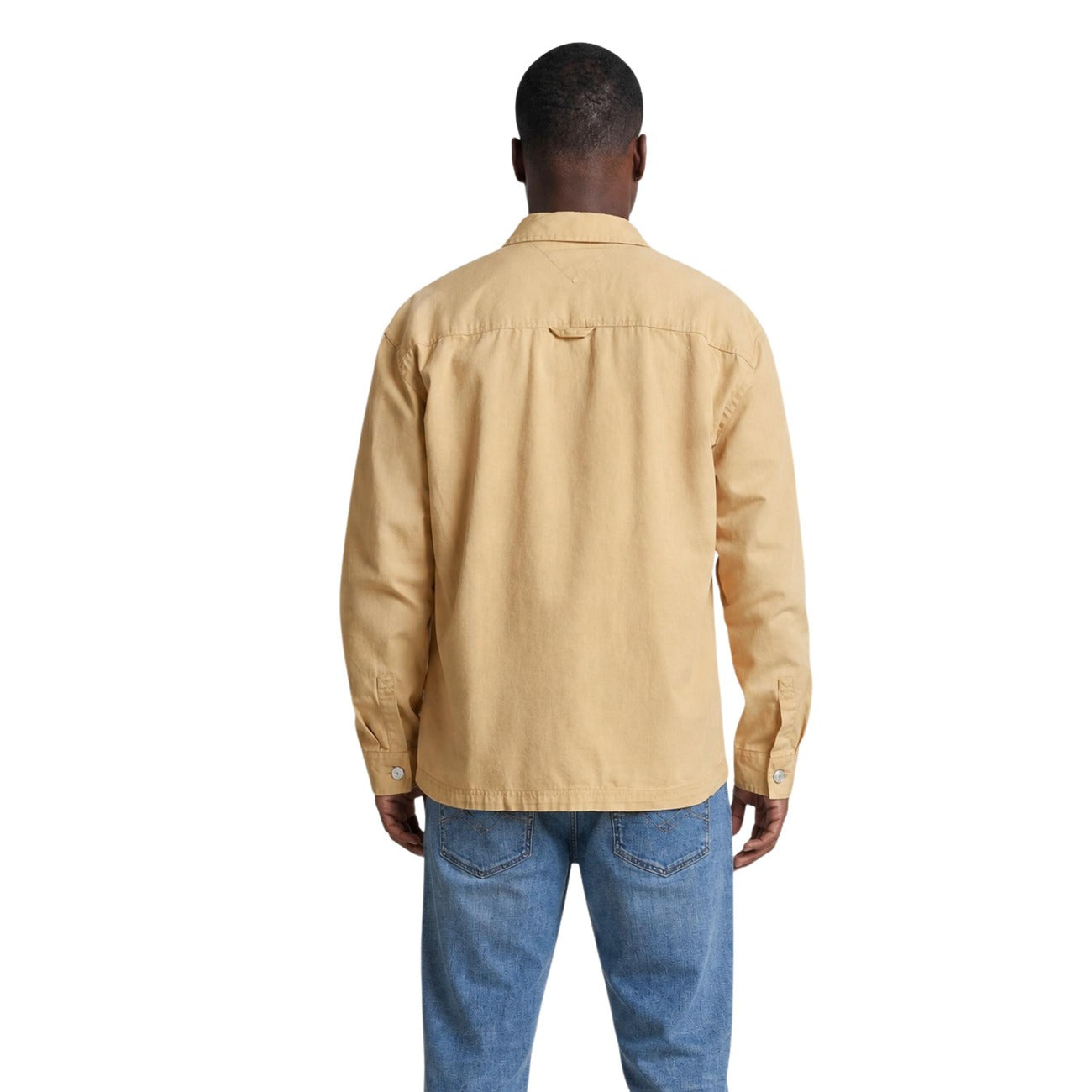 Camicia Beige Tommy Jeans; Utility Style. 100% Cotone Rigenerato. Doppia tasca frontale, logo ricamato, vestibilità regolare. Robusta, versatile e attenta all'ambiente. Vista posteriore 