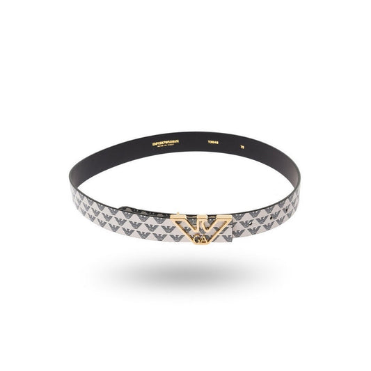 Cintura Emporio Armani Bianca; Pattern Aquila. Fibbia metallica dorata sagomata, altezza media. Realizzata in Italia. Accessorio versatile per blazer e pantaloni, stile Primavera/Estate. Vista frontale 